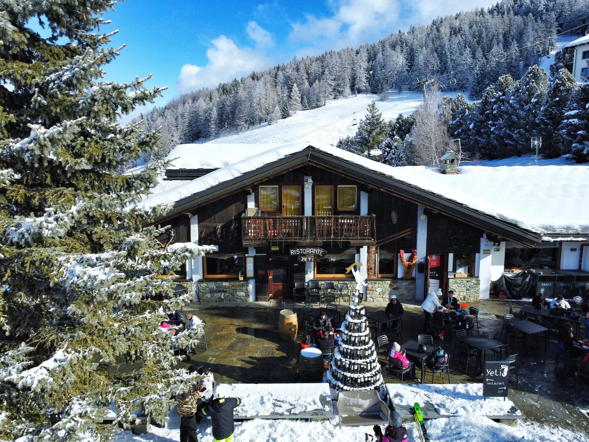 Lo Yeti d’inverno: lo chalet innevato con la terrazza sulle piste